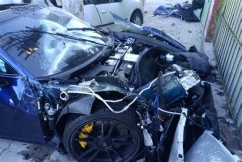 Amigo de motorista de Porsche está entubado e em coma .